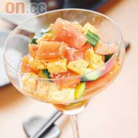 和風番茄沙律 $48<br>蛋卷為日本經典美食，配合健康番茄及青瓜，再加入以豉油、甜油、醋、黑椒及wasabi等混合而成的和風汁，放置於香檳杯中，成為清新沙律。