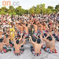 克差舞是峇里著名的祭神舞，表演者手舞足蹈，並發出「咔嚓咔嚓」聲。