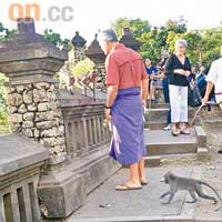 遊客要腰纏廟方提供的Sash彩帶方可內進，穿短褲者還要圍上Sarong。