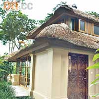 別墅屋頂都以茅草搭建，散發傳統峇里風情。