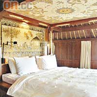 床架天花畫上花紋和印度梵文Omni圖案，據說有助入睡兼紓緩壓力。