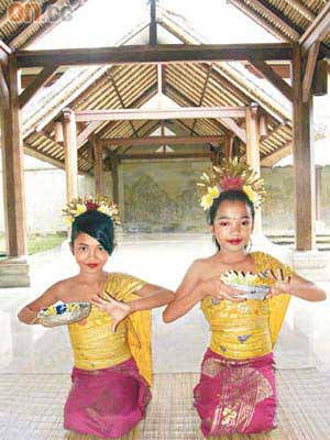 當地女孩自小學習傳統舞蹈，以舞會神。