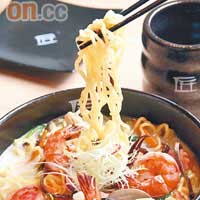 北海道海鮮湯炒麵$65<BR>店子引入了在北海道相當流行的湯炒麵，做法是將不同食材先炒香，然後加入拉麵及豬骨等不同湯底，吃起來有炒麵的香味，又不會太油膩。