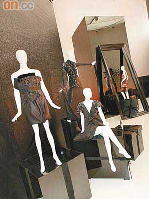 （前到後）：Gianfranco Ferre、Diane von Furstenberg、Donna Karan New York的設計置於場館入口處。