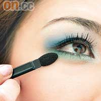 先用黑色眼線筆勾畫上下眼線，再沿整條下眼線掃上綠色眼影，之後塗上睫毛液。