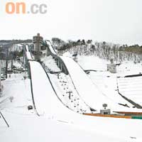 12年前長野冬季奧運會跳台滑雪項目就是在這兒舉行，又高又斜的跳台，畀你玩，相信大家都耍手擰頭。