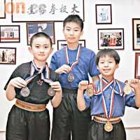 杜文軒（右）與師兄弟吳景澤（左）、麥政康（中）同於第八屆香港國際武術節取得佳績。