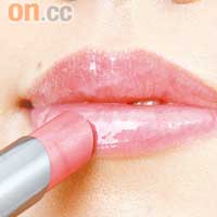 最後以粉紅或粉橙色唇膏打底，在唇中央再加層粉紅色唇彩營造立體效果。