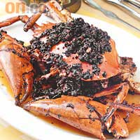 艇王炒蟹時價（約$300/隻）<BR>用辣椒、豆豉及蒜蓉炒製的艇王醬香辣惹味，分量適中用來炒肉蟹啖啖肉。
