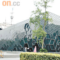 華•美術館外圍被鋪滿六角形的半透明幕牆圍住，更有人將之形容為深圳水立方。