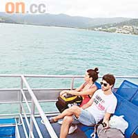 在船上有露天座位，可以欣賞小島的優美景色。
