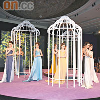 Models在置有巨型鳥籠的宴會廳作示範。