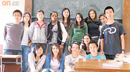 前赴西班牙學外語，April（前排左一）認識了一班不同國籍的交流生。