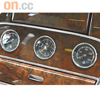 位於中控台的三個圓錶，分別是（左起）燃油計、時鐘及水溫錶。