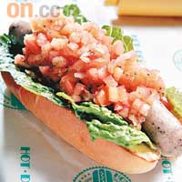 番茄沙沙熱狗$21<BR>用純豬肉製成的紐倫堡腸，肉鮮味濃郁，酸酸甜甜的番茄沙沙剛好中和了肉腸的膩。