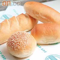 自設工場每天鮮製的麵包共有四款，用來配搭不同餡料的熱狗。