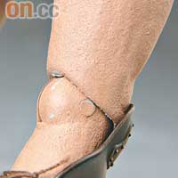 膝蓋關節盡量用肌肉紋理遮蓋，在活動能力和像真度之間取得平衡。