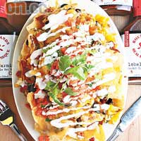 Coyote Nachos $95<br>餐廳招牌玉米片，在牛油果醬、番茄粒、黑水欖之外，更非比尋常的加入雞絲及墨西哥辣肉腸粒，配合地道Rocklands Real Barbecue Chipotle辣醬食用更加惹味。