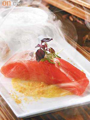 Home Cured Ocean Trout $108<br>鱒魚肉質比三文魚堅實，以橙皮、粗鹽及香料等醃上4小時後，以約攝氏20度蘋果木凍煙煙熏。