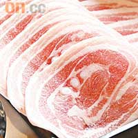日本黑毛豚腩片的脂肪與肉的比例一半一半，故油香味重，口感特別嫩滑，回本之選。