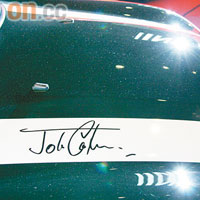 頭冚有John Cooper的親筆簽名，珍貴獨特。