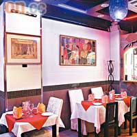 餐廳雖沒有豪華裝潢，卻甚有中東小店風格，氣氛獨特。
