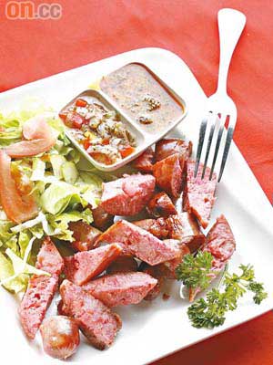 特色阿根廷肉腸$78<BR>肥嘟嘟的肉腸燒製後傳來陣陣肉香，吃起來多汁又軟腍。