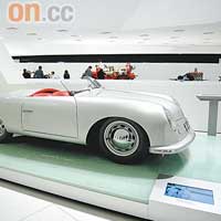 保時捷的創廠代表作Porsche 356 Roadster，最高時速達135km/h。