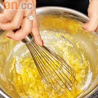 先做吉士底，將全蛋蛋黃和沙糖打起，加入已過篩的麵粉拌勻成粉漿備用。