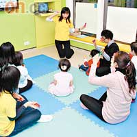 導師以全英語授課，並配合唱遊形式進行。