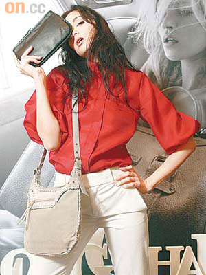大地色斜背包 $6,150黑色clutch $2,050紅色恤衫 $4,750白色pants 未定價