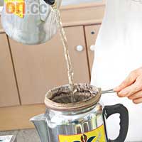 第2步：將咖啡粉倒入布袋中，加入95度至100度的滾水泡咖啡。