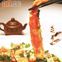 薑葱焗皇帝蟹用上大大條的北海道皇帝蟹腳，再用薑葱炒，更加鮮味，7,880日圓（約HK$662）。