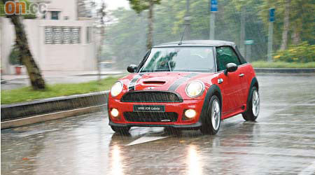 售價：$432,800（凡購買MINI任何JCW型號，可得到由德國MINI總部開辦的MINI JCW Driver Training課程，以提升駕駛技術，先到先得，額滿即止。）