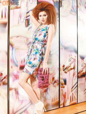 Alexa clutch $7,650彩色printed dress $5,450Charm necklace $1,800