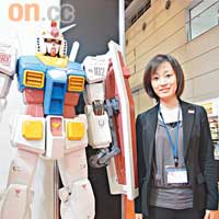 1/12的RX-78-2高約150cm、重35kg，靠在Bandai的女職員身邊，更顯魁梧。