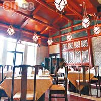 瀰漫傳統中國風的竹園中餐廳，提供正宗粵式料理。