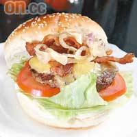 澳洲漢堡 $48<BR>加入了紅菜頭，中和牛肉的油膩感，食落更清新，配以同國家的Crown啤酒，香濃的麥味與漢堡非常合襯。