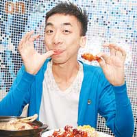 903 DJ梁文禮最愛吃炸雞，嘗過李小姐出品的醬汁雞後，大讚香嫩惹味，令人食上癮，他更建議落手食，這樣才夠滋味。