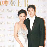 鄭詩韻偕夫婿陳鴻業到場，穿上白色Versace晚裝的她大晒好身材。