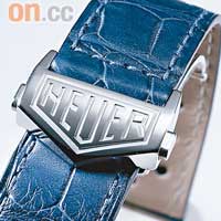 金屬錶扣亦採用懷舊Heuer Logo設計。