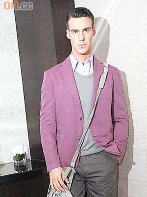 Ermenegildo Zegna紫色外套、卡其色針織衫、淺紫色恤衫、啡色長褲、杏色乾濕褸 全部未定價