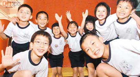小朋友從輕鬆的活動中可提升身體靈敏度，同時學習英語。