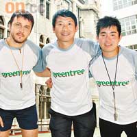 導師Stevic（左）、綠基拓展（中國）公司負責人Brian（中）及導師Sean（右）均十分有耐性教導每位小朋友。