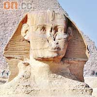 古埃及人崇拜獅子，因此法老把獅身人面像放在他們的墓穴外面。