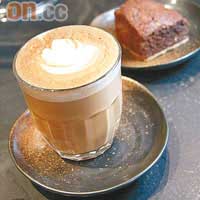 Latte Regular $36、Tall $42<br>小店由澳洲的有機咖啡烘焙店入口咖啡豆，更會每星期挑選來自不同國家的Blend，讓大家每次到來都品嘗到驚喜口味。