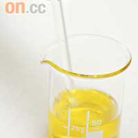 最後以玻璃棒將底油和香薰精油拌勻，便可直接使用。