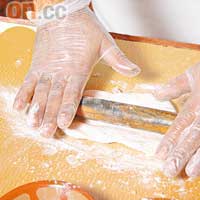 Step 2：麵粉以適量水搓成麵糰，即可發酵烘焗成麵包，大家亦可以較硬身的現成鄉村包或麥包代替。