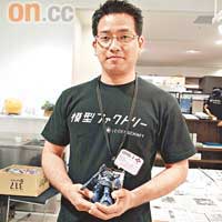 精於舊化製作的關田惠輔，定期在店內開班傳授模型技術。