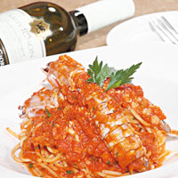 Spaghetti tossed with Mantis shrimps sauce<br>別以為香港才有瀨尿蝦，其實DiVino也從威尼托區找到大大隻的瀨尿蝦，汁醬以蔬菜、羅勒及瀨尿蝦精華而成，沾滿麵條好滋味。（A）